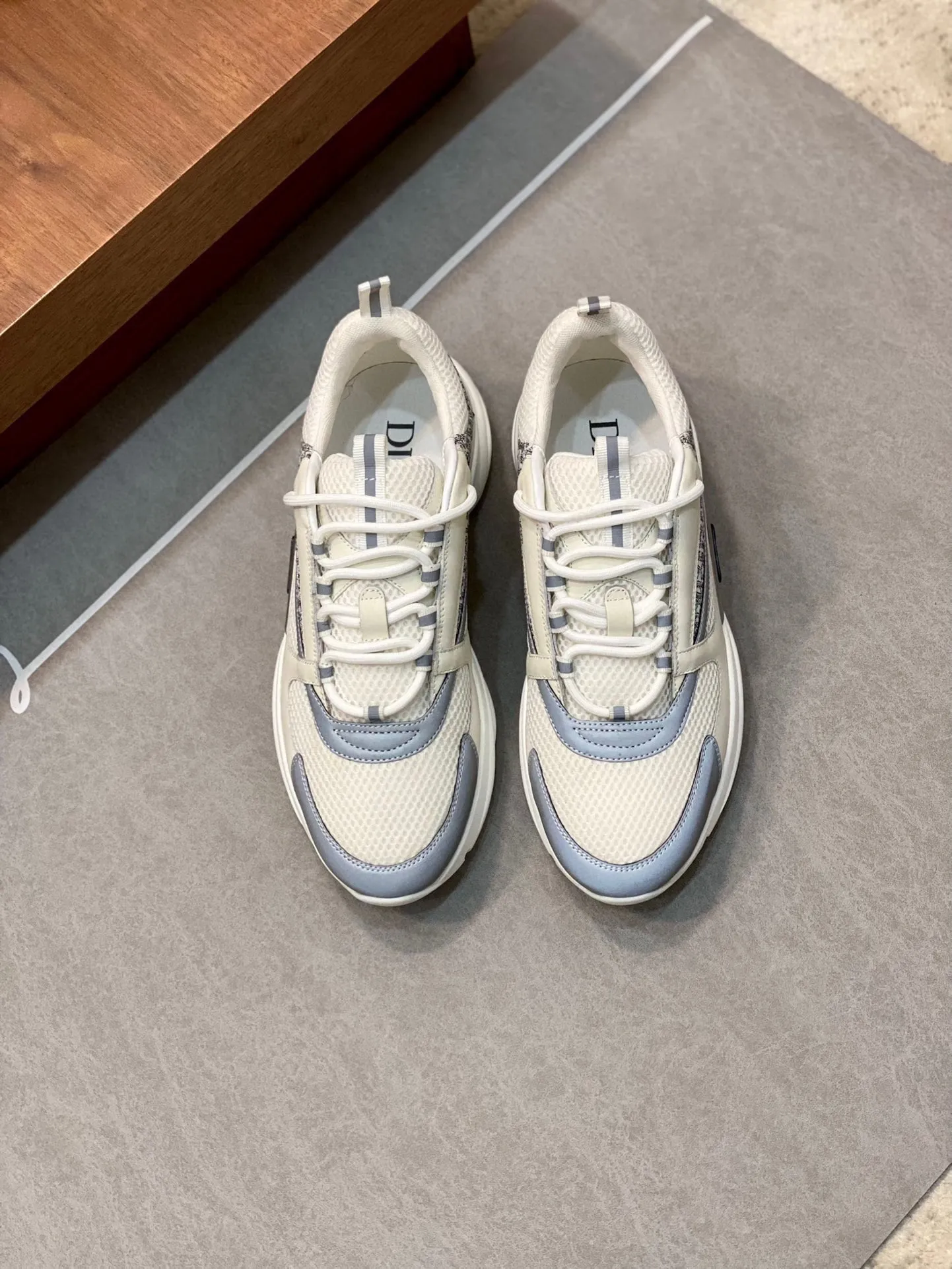 Factory price: 500💰 Dior B22 men's jogging fashion sneakers. This item draws inspiration from retro jogging shoes. It adopts a thick low-top design, with an upper made of leather and mesh fabric, and a black and white engraved rubber sole. The side is decorated with an embossed "Di~r" logo. Code number: 38-45 (38, 45, 46 can be customized)